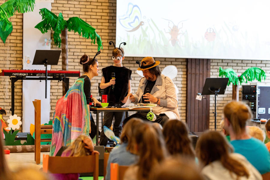 Die Insektentheatergruppe spielt vor den Kindern in der Kinderbibelwoche der Mennonitengemeide Bechterdissen. Foto: Privat