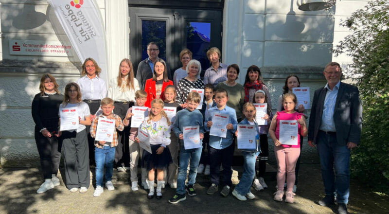 Setzen gemeinsam ein starkes Zeichen sprachlicher Vielfalt und Bildung: Die Finalistinnen und Finalisten des ersten Vorlesewettbewerbs Russisch–Ukrainisch–Deutsch mit den Mitgliedern der Jury und den betreuenden Lehrkräften für Foto: Stiftung Standortsicherung