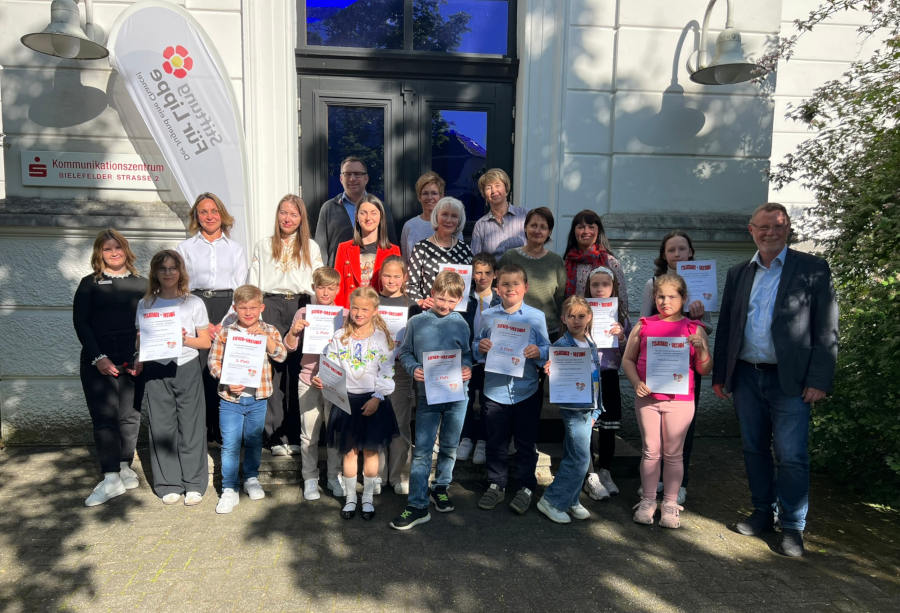 Setzen gemeinsam ein starkes Zeichen sprachlicher Vielfalt und Bildung: Die Finalistinnen und Finalisten des ersten Vorlesewettbewerbs Russisch–Ukrainisch–Deutsch mit den Mitgliedern der Jury und den betreuenden Lehrkräften für
Foto: Stiftung Standortsicherung