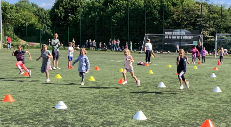 Die Kinder sprinten beim Sportabzeichenfest an der Grundschule Asemissen. Foto: Privat