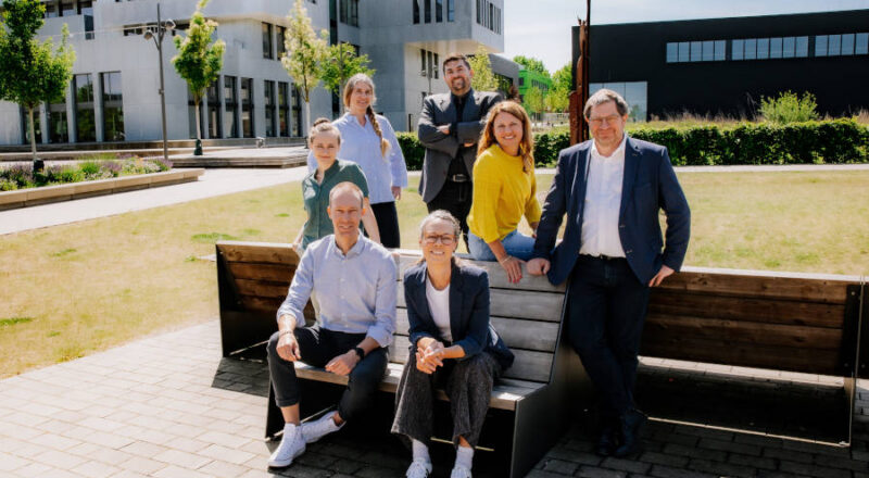 Das Transferjahr 25-Team freut sich aufs gemeinsame Machen: (hintere Reihe v.l.) Kristina Rein (Institut für Wissenschaftsdialog), Yvonne Fischer (Team Lehre und Lernen), Professor Dr. Josef Löffl (Institut für Wissenschaftsdialog), Julia Wunderlich (Transferförderung) Professor Dr. Stefan Witte (Vizepräsident für Forschung und Transfer), (vorne von links) Nikolas Rolf (TRiNNOVATION), Farina Schmidt-Degenhard (Transferförderung), nicht im Bild: Lisa Mellies (Forschungs- und Transferzentrum). Foto: TH OWL