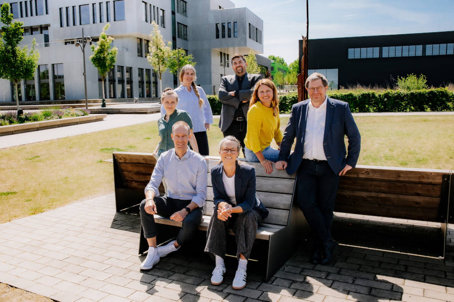 Das Transferjahr 25-Team freut sich aufs gemeinsame Machen: (hintere Reihe v.l.) Kristina Rein (Institut für Wissenschaftsdialog), Yvonne Fischer (Team Lehre und Lernen), Professor Dr. Josef Löffl (Institut für Wissenschaftsdialog), Julia Wunderlich (Transferförderung) Professor Dr. Stefan Witte (Vizepräsident für Forschung und Transfer), (vorne von links) Nikolas Rolf (TRiNNOVATION), Farina Schmidt-Degenhard (Transferförderung), nicht im Bild: Lisa Mellies (Forschungs- und Transferzentrum). Foto: TH OWL