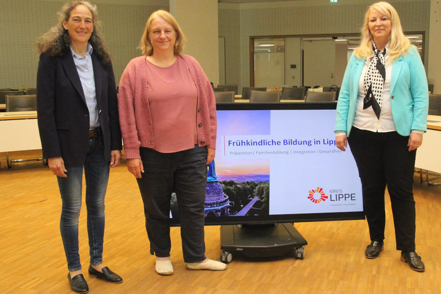 Maren Müller-Schiefer (Zahnärztin des Gesundheitsamts Kreis Lippe), Britta Grebe (Arbeitskreisleitung) und Margit Monika Hahn (Arbeitskreisleitung) (von links)
Foto: Kreis Lippe