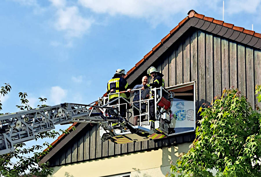 Bei der Brandübung an der Grundschule Asemissen wurde der Hausmeister der Schule, Thomas Karnagel, von Einsatzkräften der freiwilligen Fuerwehr Leopoldshöhe mit der Drehleiter aus dem Dachgeschoss der Schule gerettet. Foto: Privat