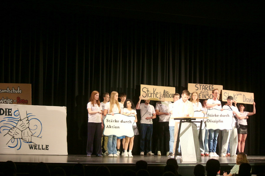 Der Lehrer klärt die Schülerinnen und Schüler über das Experiment auf. Foto: Thomas Dohna