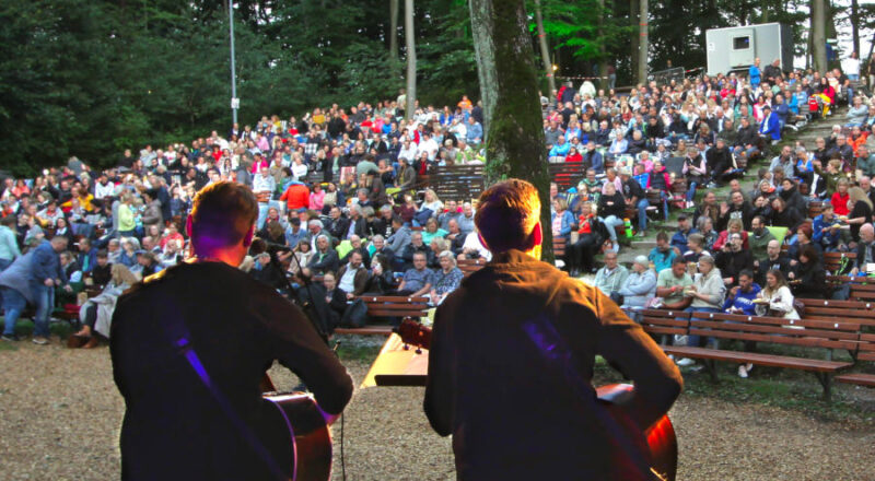 Ein Duo präsentiert sein Können beim „Hutkonzert“ im Rahmen des Mondscheinkinos. Foto: LVL