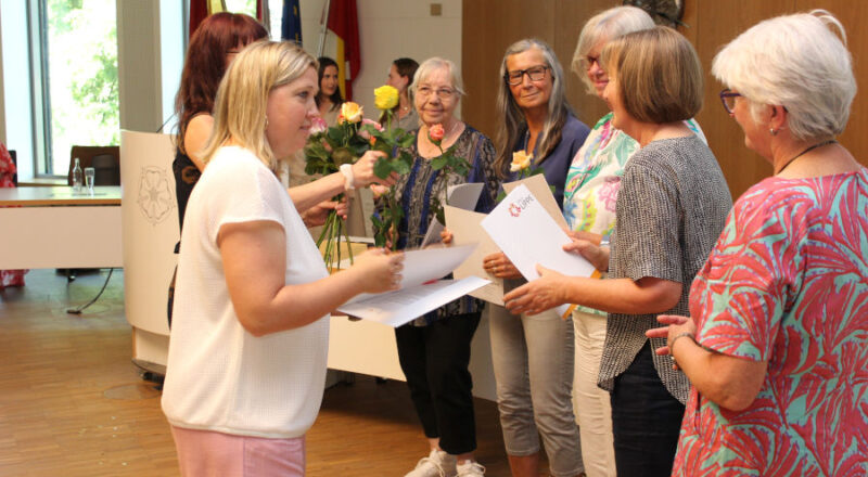 Nicole Plugge überreicht Engagementnachweise an ehrenamtlich Tätige. Foto: Kreis Lippe