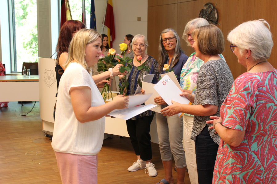 Nicole Plugge überreicht Engagementnachweise an ehrenamtlich Tätige. Foto: Kreis Lippe