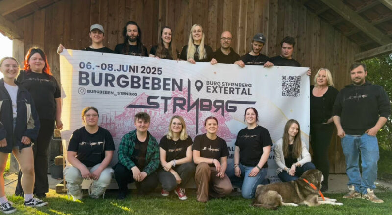 Das Orgateam bereitet mit vielen Ehrenamtlichen bereits seit einigen Tagen das Festival auf der Burg Sternberg vor. Foto: Privat