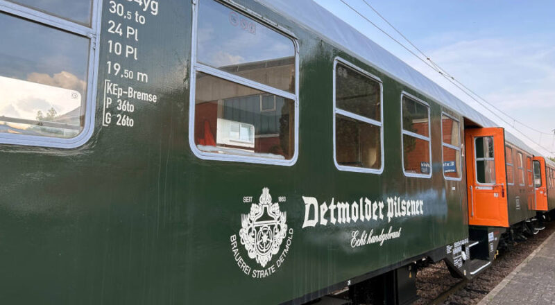 Passendes Dekor: Brauerei Strate und Landeseisenbahn Lippe bewirtschaften am 30.08.2025 gemeinsam den Museumszug. Foto: Golo Kahlert