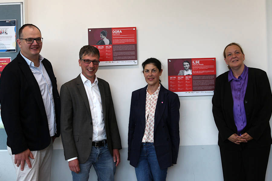 Thomas Friebertshäuser, Leiter der Felix-Fechenbach-Gesamtschule (von links), Bürgemeister Martin Hoffmann, die Vorsitzende des FrauenRates NRW Murielle Guéguen und die Gleichstellungsbeauftragte der Gemeinde Leopoldshöhe Grita Behrens haben die beiden Gedenktafeln für Ilse Häfner-Mode und Dora Hohlfeld enthüllt. Foto: Edeltraud Dombert