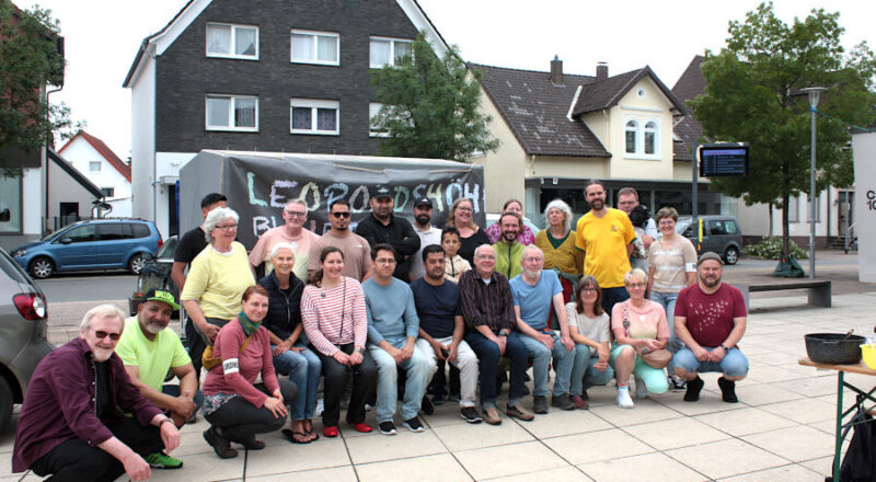 Die Organisatoren und einige der Gäste stellten sich zum Gruppenbild vor das Banner Leo bleibt bunt auf dem Marktplatz. Foto: Edeltraud Dombert