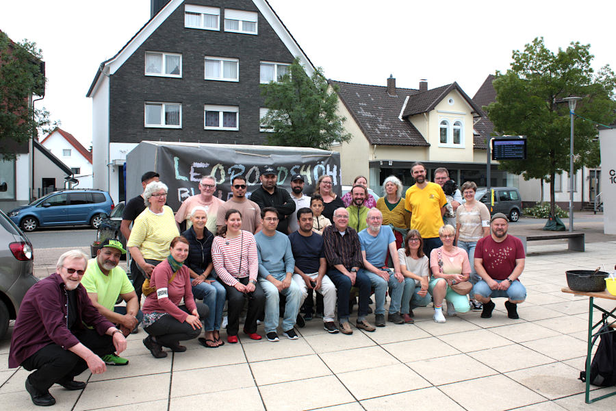 Die Organisatoren und einige der Gäste stellten sich zum Gruppenbild vor das Banner Leo bleibt bunt auf dem Marktplatz. Foto: Edeltraud Dombert
