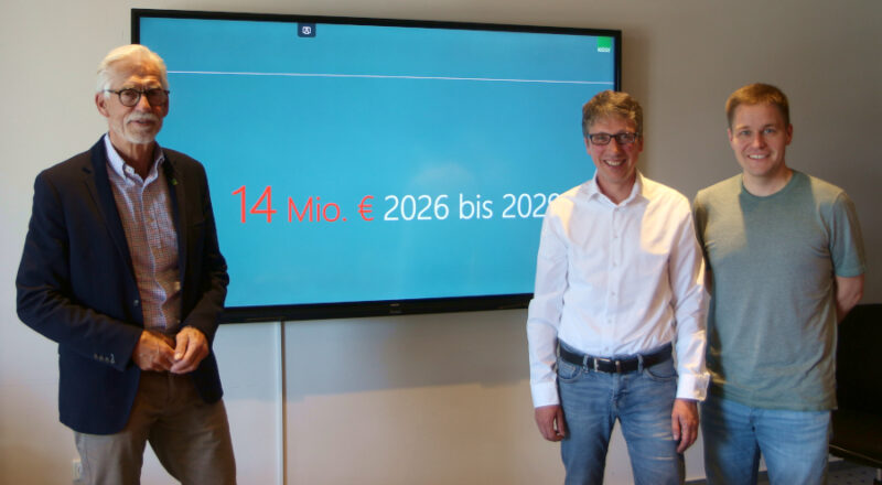 Dirk Greskowiak von der Kommunalen Gemeinschaftsstelle für Verwaltungsmanagement (KGSt), Bürgermeister Martin Hoffmann und Projektleiter Dennis Warkentin stellen das Vorgehen zur Haushaltskonsolidierung vor. Foto: Thomas Dohna