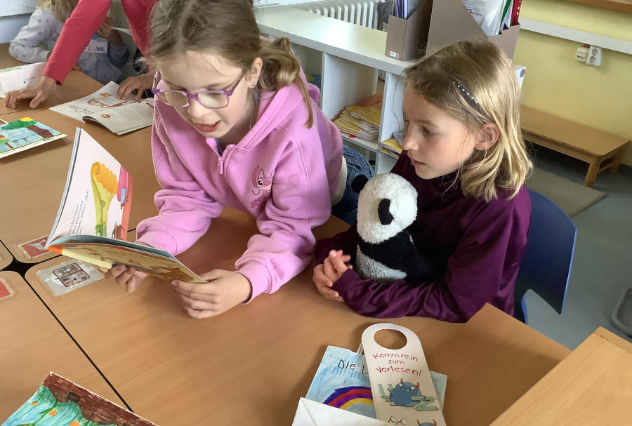 Enni (links) und Nora haben immer viel Freude, wenn sie gemeinsam in der Patenstunde zusammen sind. Foto: Privat