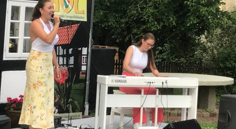 Das Duo Harmony Sisters waren zu Gast auf dem Heimathof. Foto: Heimatverein Leopoldshöhe