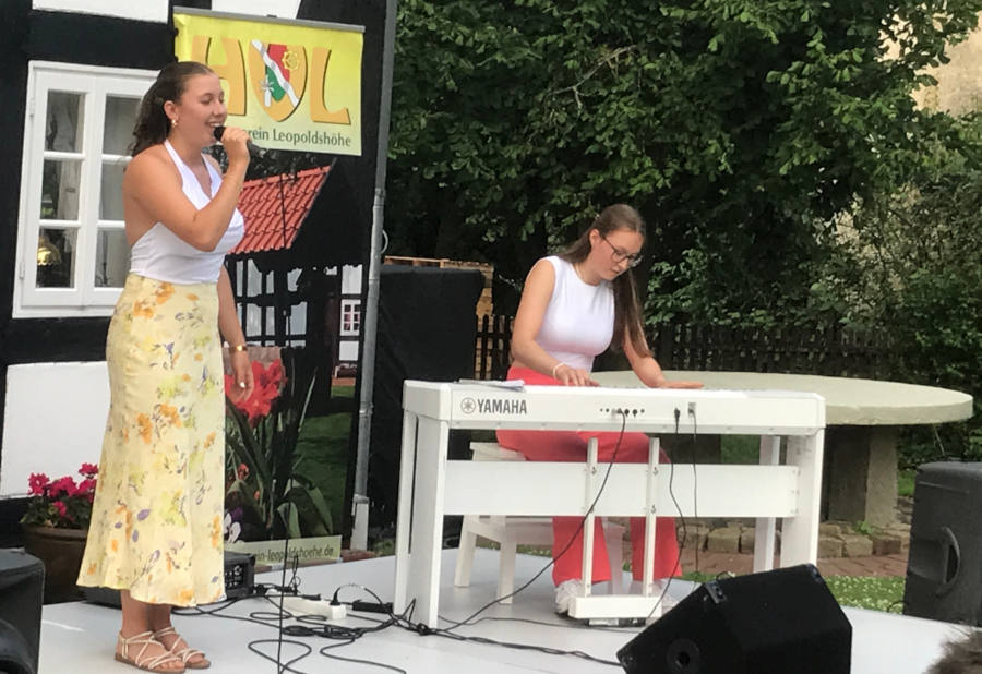 Das Duo Harmony Sisters waren zu Gast auf dem Heimathof. Foto: Heimatverein Leopoldshöhe