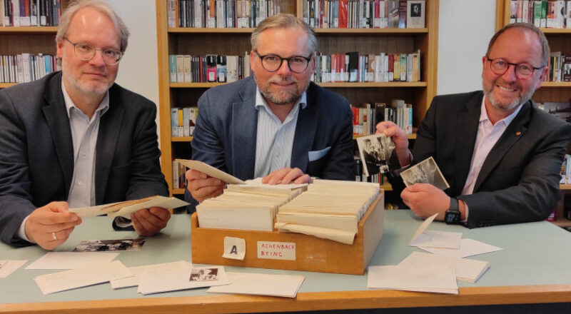 LZ-Verleger Max Giesdorf (Mitte) stöbert mit Verbandsvorsteher Jörg Düning-Gast (rechts) und Bibliotheksdirektor Joachim Eberhardt durchs analoge Fotoarchiv der LZ. Foto: LZ