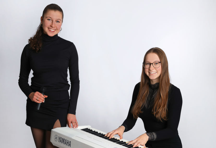Die Harmony Sisters Lina und Julie Holwitt sind zu Gast auf dem Heimathof. Foto: Privat