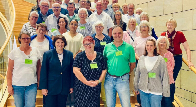 Ellen Stock (2.von links erste Reihe) begrüßt die Lipper im Landtag Foto: Wahlkreisbüro Ellen Stock