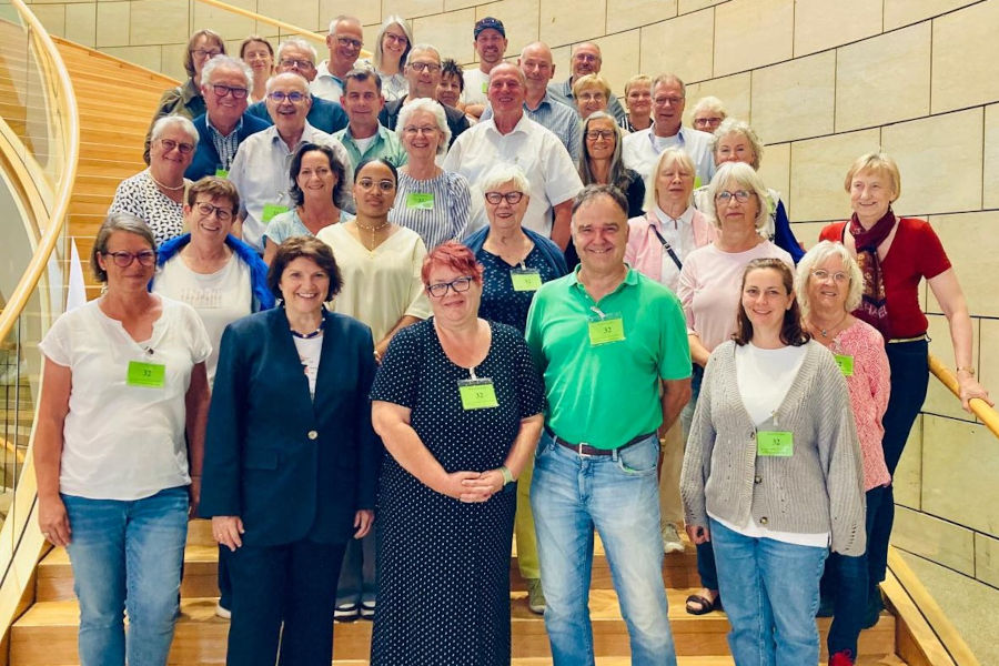 Ellen Stock (2.von links erste Reihe) begrüßt die Lipper im Landtag Foto: Wahlkreisbüro Ellen Stock