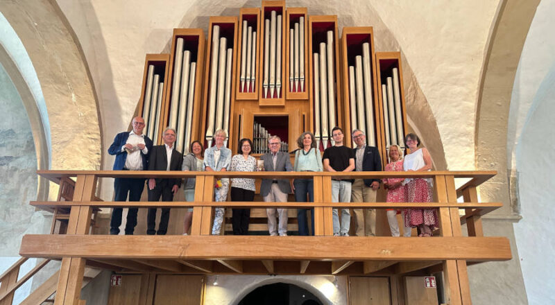 20 Jahre Lippischer Orgelsommer – darüber freuen sich Vertreterinnen und Vertreter der beteiligten Kirchengemeinden in der Kirche in Heiden mit Burkhard Geweke (zweiter von links, Lippische Landeskirche), Friedrich Brakemeier (Mitte, Lippischer Heimatbund), Sven Limberg (dritter von rechts, Lippische Landesbrand AG) und Pfarrerin Brigitte Fenner (rechts, Heiden). Foto: Lippische Landeskirche