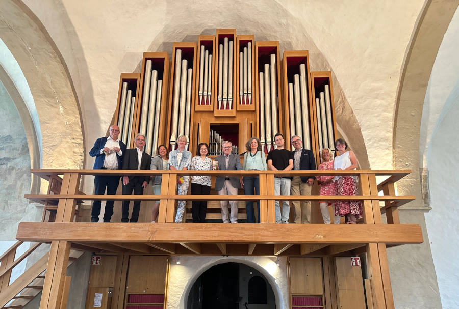 20 Jahre Lippischer Orgelsommer – darüber freuen sich Vertreterinnen und Vertreter der beteiligten Kirchengemeinden in der Kirche in Heiden mit Burkhard Geweke (zweiter von links, Lippische Landeskirche), Friedrich Brakemeier (Mitte, Lippischer Heimatbund), Sven Limberg (dritter von rechts, Lippische Landesbrand AG) und Pfarrerin Brigitte Fenner (rechts, Heiden). Foto: Lippische Landeskirche