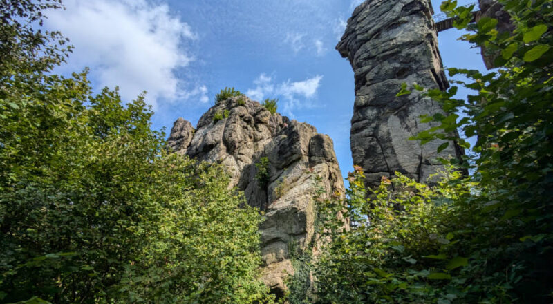 Die Externsteine sind zur Sommersonnenwende ein Kraftort für viele Menschen Foto:LVL