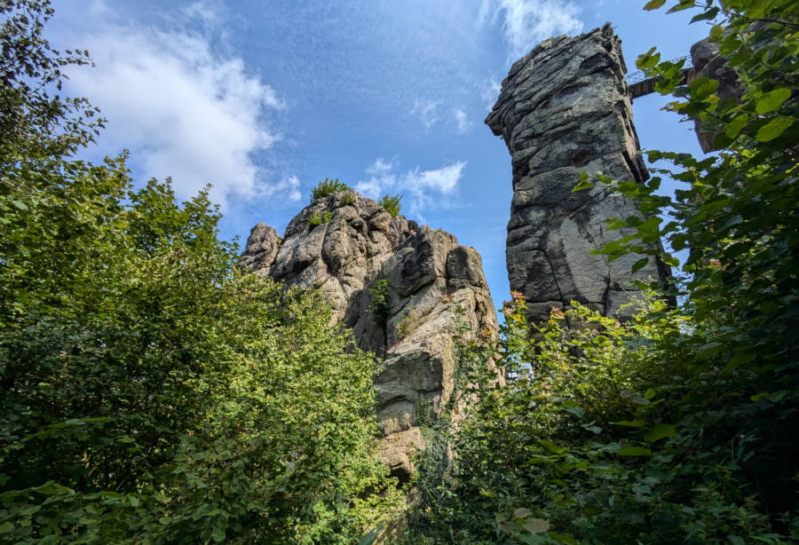 Die Externsteine sind zur Sommersonnenwende ein Kraftort für viele Menschen Foto:LVL