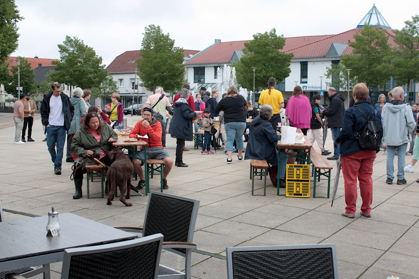 Geselliges Miteinander auf dem Martplatz beim Probieren. Foto: Edeltraud Dombert