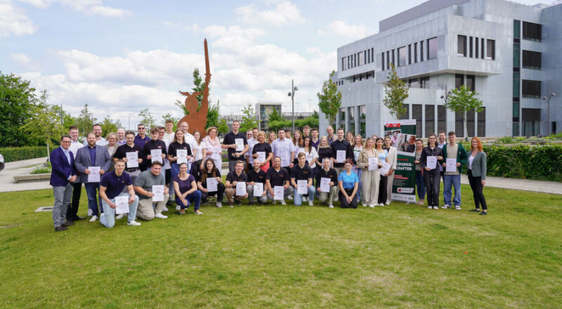 Die frisch geehrten Ausbildungsbotschafterinnen und -botschafter gemeinsam mit Vertretern der Ausbildungsbetriebe und Initiativenpartner. Foto: Lippe Bildung