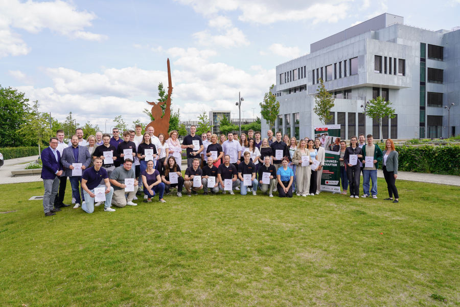 Die frisch geehrten Ausbildungsbotschafterinnen und -botschafter gemeinsam mit Vertretern der Ausbildungsbetriebe und Initiativenpartner. Foto: Lippe Bildung