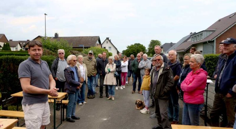 Christian Kühnel (links), Vorsitzender der SPD Nord, hatte zum Roten Grill an der Weststraße in Nienhagen geladen. Gekommen waren viele Bürger, darunter die Sprecherin der Bürgerinitiative "Lebenswertes Leopoldshöhe" Dagmar Beermann (rechts). Foto: Thomas Dohna