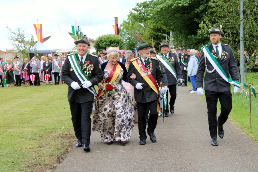 Die Schützen starten fröhlich zum Umzug. Foto: Effertz/Schützenverein Nienhangen