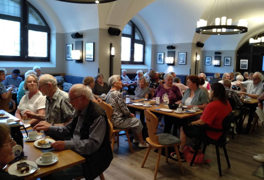 Gemeinsames Kaffetrinken beim Seniorenausflug nach Bielefeld. Foto: Gemeinde Leopoldshöhe