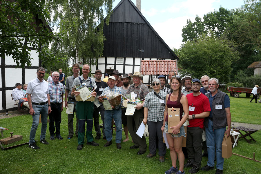 Zufriedene Gesichter nach getaner Arbeit und der Siegerehrung gibt es bei den Teilnehmern, beim Schirmherrn und Bürgermeister Martin Hoffmann (links) und beim Heimatvereinsvorsitzenden Helmut Depping ( zweiter von links). Den Siegeer Baldur Havemann hat die Gruppe in die Mitte genommen. Foto: Thomas Dohna