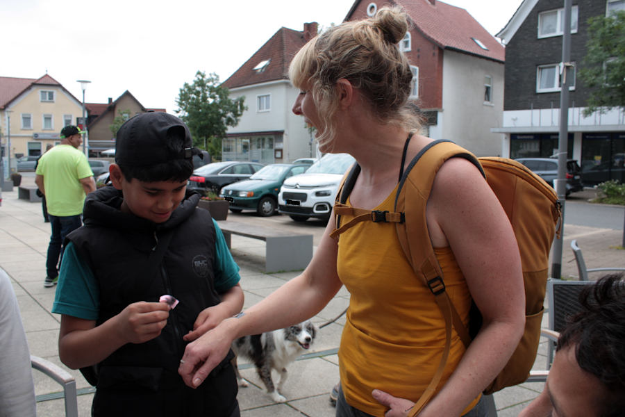 Tina Marhöfer lässt sich von Ahmed ein Glitzertatoo auf den Handrücken drucken. Foto: Edeltraud Dombert