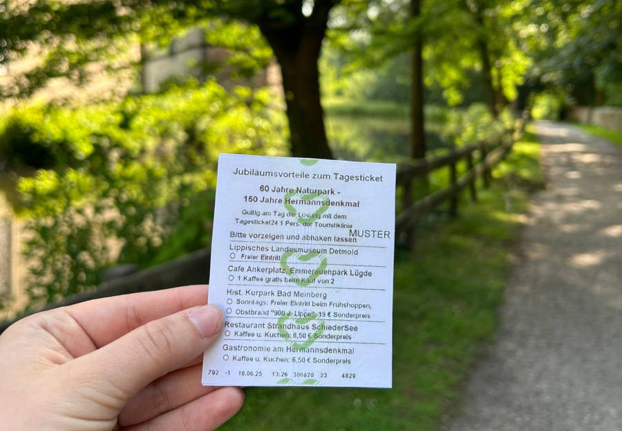 Wer sich ein Tagesticket der Touristiklinie 792 kauft, bekommt ab sofort einen Gutschein dazu. Foto: KVG Lippe