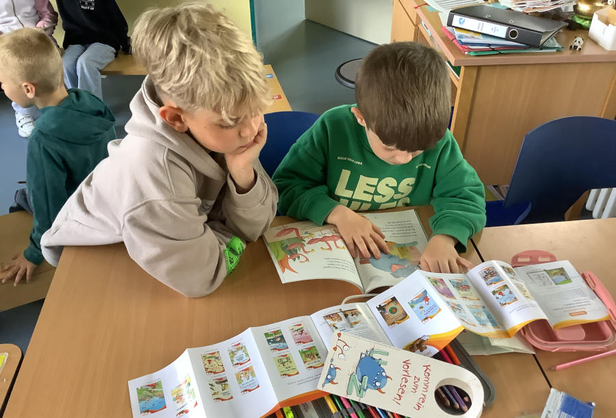 Finn (links) liest gemeinsam mit Connor in dessen neuem Buch. Foto: Privat