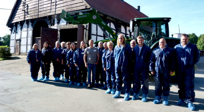 Mitglieder des Unternehmernetzwerkes Leopoldshöhe schauten sich den Hof Westerheide in Dahlhausen an. Aus Hygienegründen trugen sie Schutzanzüge. Foto: Thomas Dohna