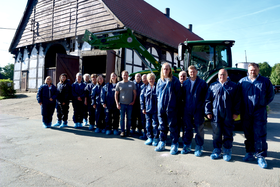 Mitglieder des Unternehmernetzwerkes Leopoldshöhe schauten sich den Hof Westerheide in Dahlhausen an. Aus Hygienegründen trugen sie Schutzanzüge. Foto: Thomas Dohna