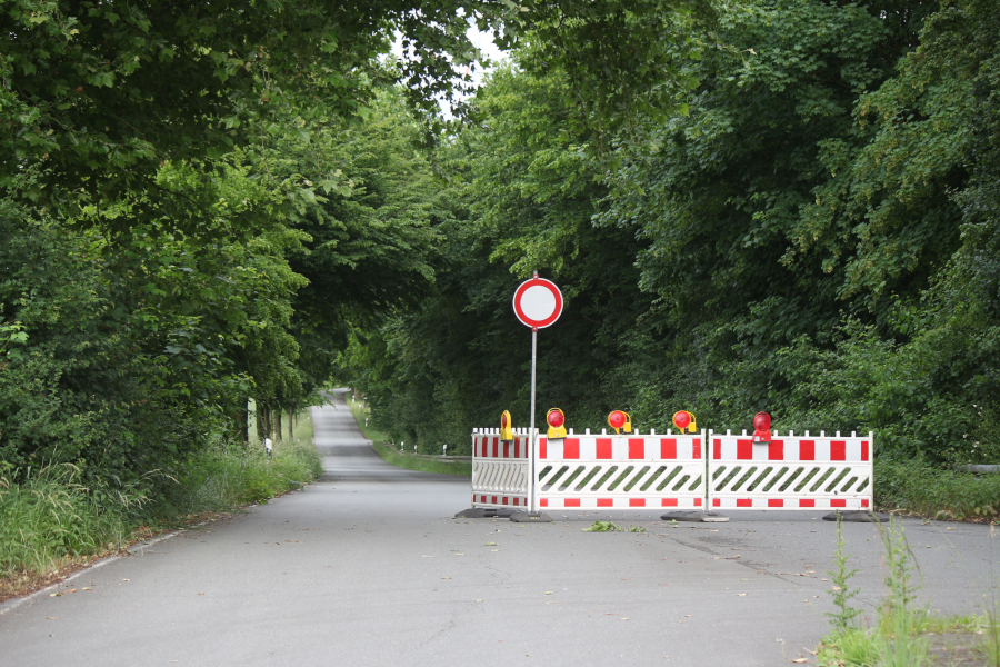 Nach dem Unwetter am Samstagabend war die Dorfstraße am Sonntag noch gesperrt. Foto: Thomas Dohna