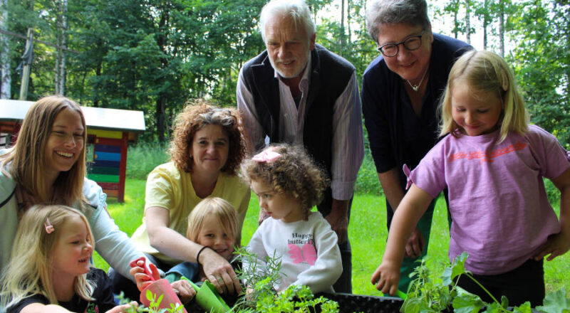 Gartenarbeit macht Spaß: Emma (vorne, von links, 5 Jahre), Enno (4), Tilly (3) und Martha (5), Projektleiterin Judith Affeldt (Wilde Wiese), Nicole Siefert, Jürgen Georgi und Heinrike Heil (beide Umweltstiftung)Foto: Christina-Carolin Rempe/Umweltstiftung Lippe