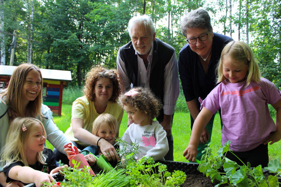 Gartenarbeit macht Spaß: Emma (vorne, von links, 5 Jahre), Enno (4), Tilly (3) und Martha (5), Projektleiterin Judith Affeldt (Wilde Wiese), Nicole Siefert, Jürgen Georgi und Heinrike Heil (beide Umweltstiftung)Foto: Christina-Carolin Rempe/Umweltstiftung Lippe