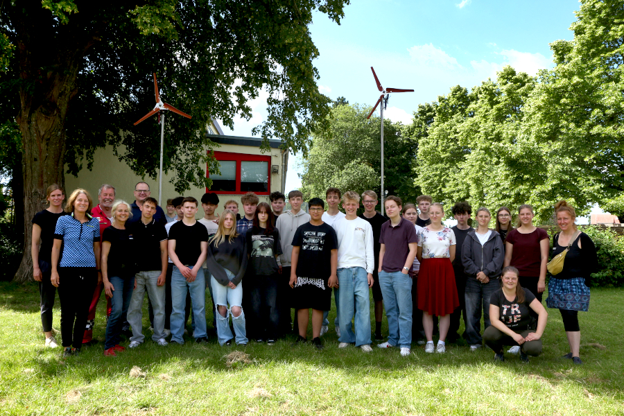 Schülerinnen und Schüler der Felix-Fechenbach-Gesamtschule haben sich an drei Projekttagen mit den Grundlagen und dem Bau von Windrädern sowie von vertikalen Gärten beschäftigt. Foto: Thomas Dohna