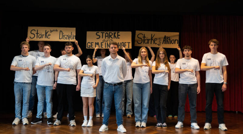 Schülerinnen und Schüler des Literaturkurses auf der Bühne. Foto: Lasse Klarhorst