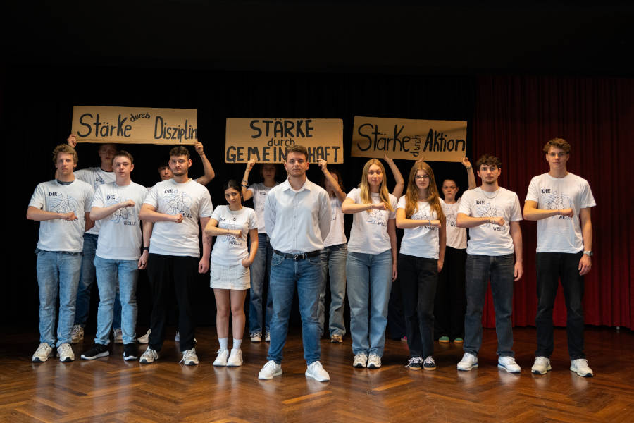 Schülerinnen und Schüler des Literaturkurses auf der Bühne. Foto: Lasse Klarhorst