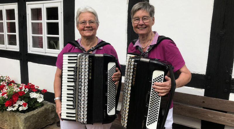 Claudia Albri (links) und Anneliese Tank geben auf dem Heimathof ein Akkordeon-Konzert. Foto: Heimatverein Leopoldshöhe
