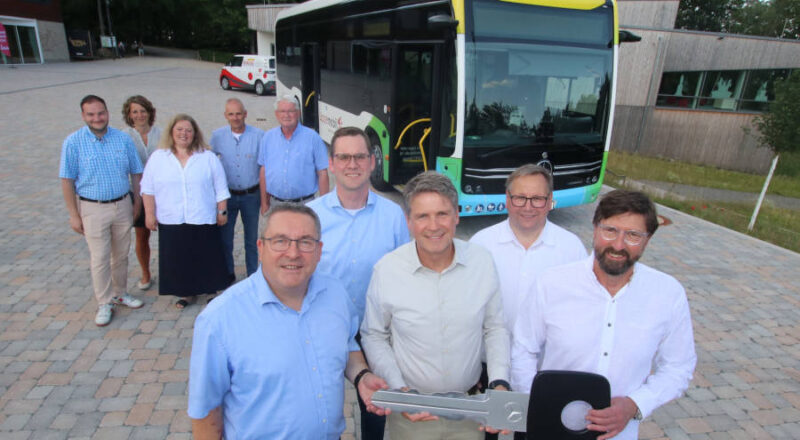Bei der symbolischen Schlüsselübergabe freuen sich Landrat Axel Lehmann, Matthias Kalkreuter (Aufsichtsratsvorsitzender KVG Lippe), Robert Wilhelm (Daimler Buses GmbH), Thomas Jahn (Vorsitzender Gesellschafterversammlung der KVG Lippe), Achim Oberwöhrmeier (Geschäftsführer KVG Lippe) ( vorn von links) sowie Matthias Buchheim (Mitglied Gesellschafterversammlung KVG Lippe), Inga Loke (Vorsitzende Kreistagsfraktion Bündnis 90/Die Grünen), Ilka Kottmann (Vorsitzende SPD-Kreistagsfraktion), Heinz-Dieter Krüger (Bürgermeister Horn-Bad Meinberg) und Thomas Katzer (Bürgermeister Augustdorf) (hinten von links) über die Inbetriebnahme des ersten E-Busses. Foto: Kreis Lippe