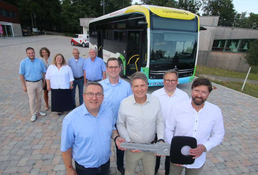 Bei der symbolischen Schlüsselübergabe freuen sich Landrat Axel Lehmann, Matthias Kalkreuter (Aufsichtsratsvorsitzender KVG Lippe), Robert Wilhelm (Daimler Buses GmbH), Thomas Jahn (Vorsitzender Gesellschafterversammlung der KVG Lippe), Achim Oberwöhrmeier (Geschäftsführer KVG Lippe) ( vorn von links) sowie Matthias Buchheim (Mitglied Gesellschafterversammlung KVG Lippe), Inga Loke (Vorsitzende Kreistagsfraktion Bündnis 90/Die Grünen), Ilka Kottmann (Vorsitzende SPD-Kreistagsfraktion), Heinz-Dieter Krüger (Bürgermeister Horn-Bad Meinberg) und Thomas Katzer (Bürgermeister Augustdorf) (hinten von links) über die Inbetriebnahme des ersten E-Busses. Foto: Kreis Lippe